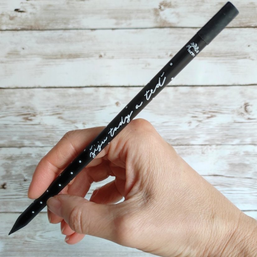 3 tužka detail nápisu