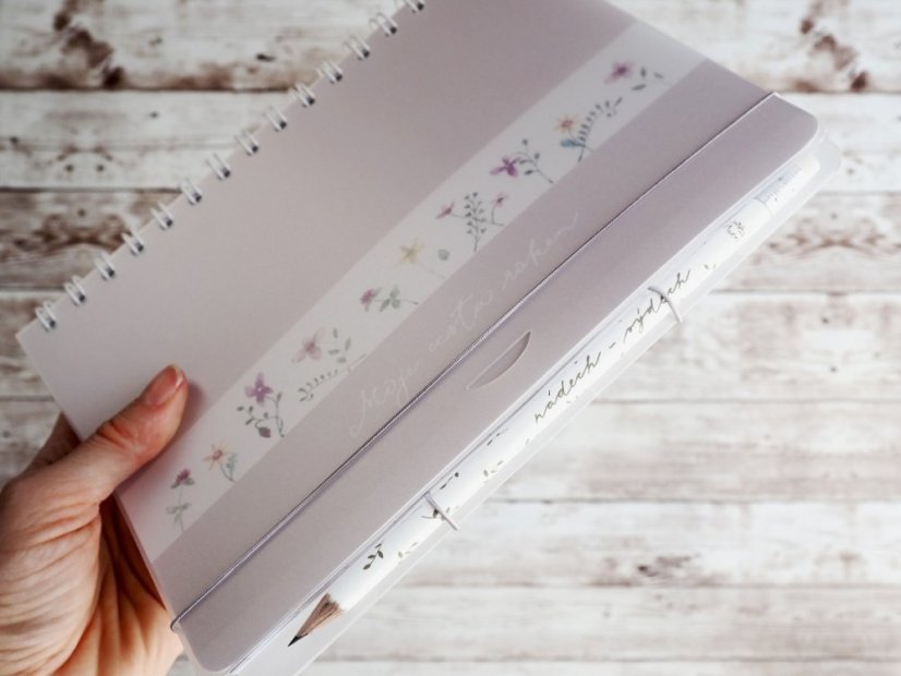 diář UKLIDŇUJÍCÍ tužka detail