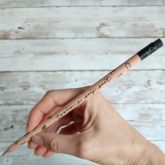 2 tužka detail nápisu 2 tužka detail nápisu