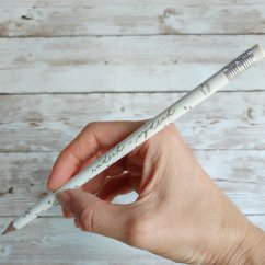 1 tužka detail nápisu